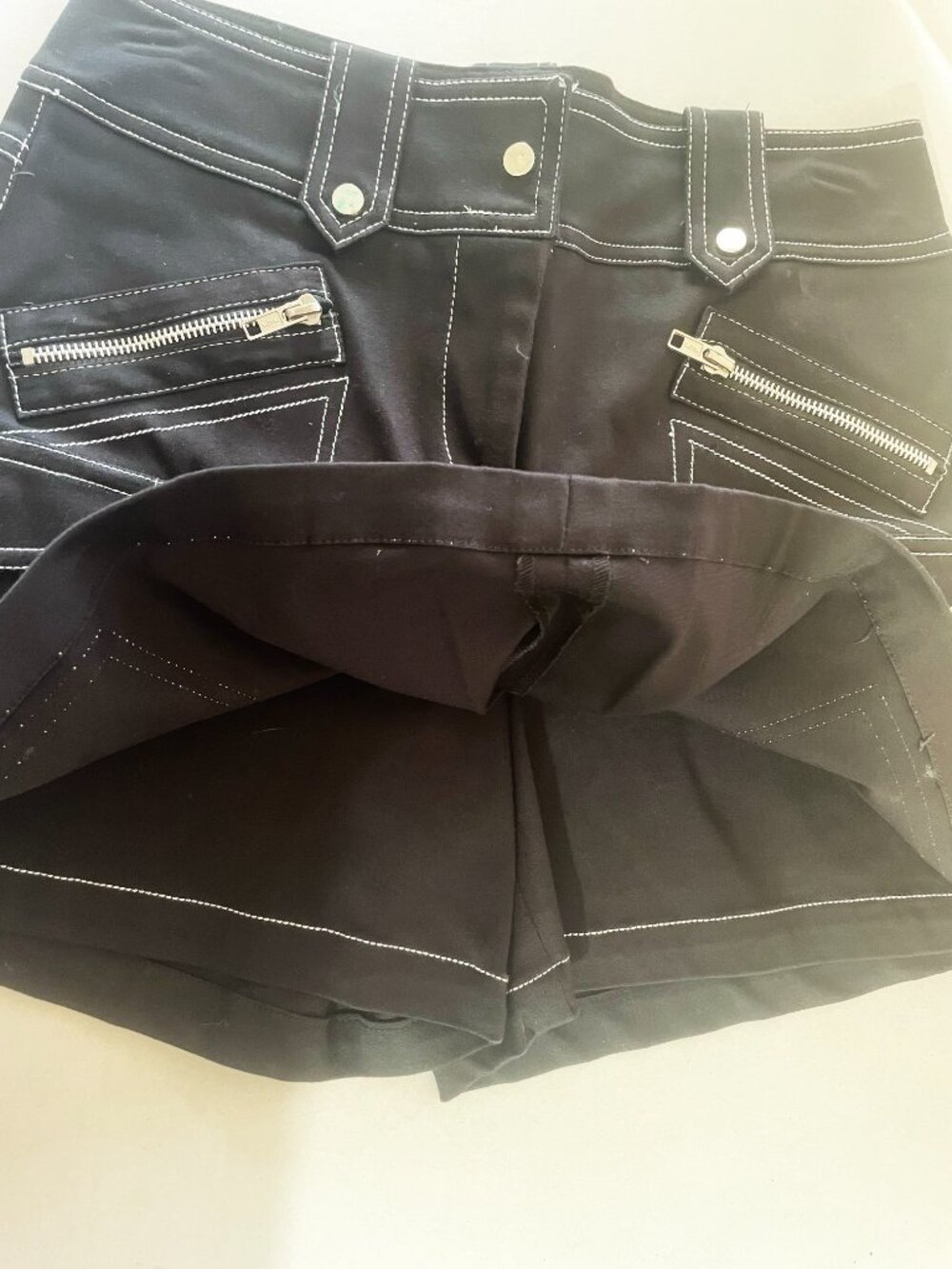 Cache Vintage Black Cargo Shorts w/Contrast Stitch | Y2K | Low-Mid Rise | Size 0 - Picture 4 of 10